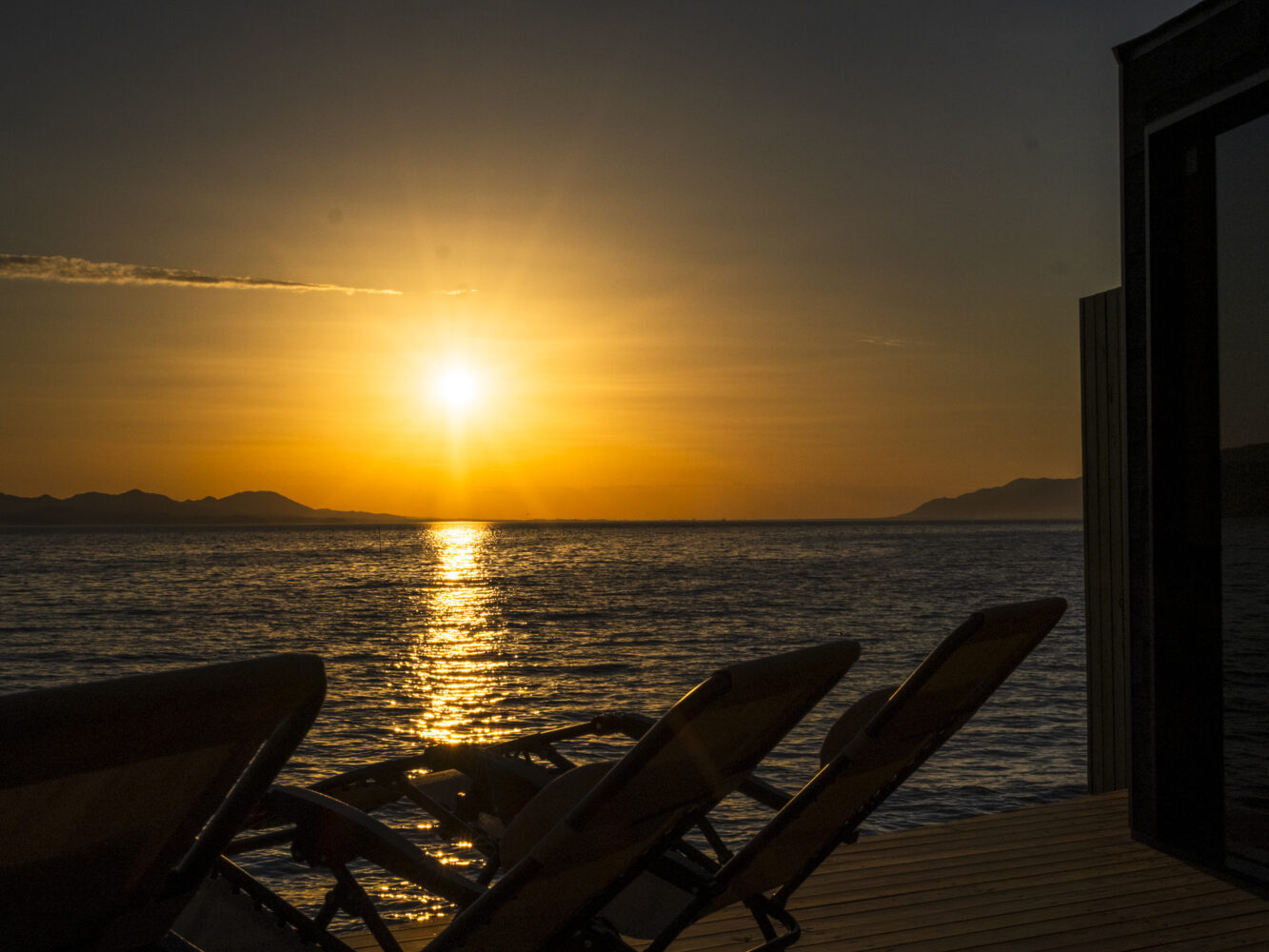 宍道湖の夕景に佇むサウナのメイン外観