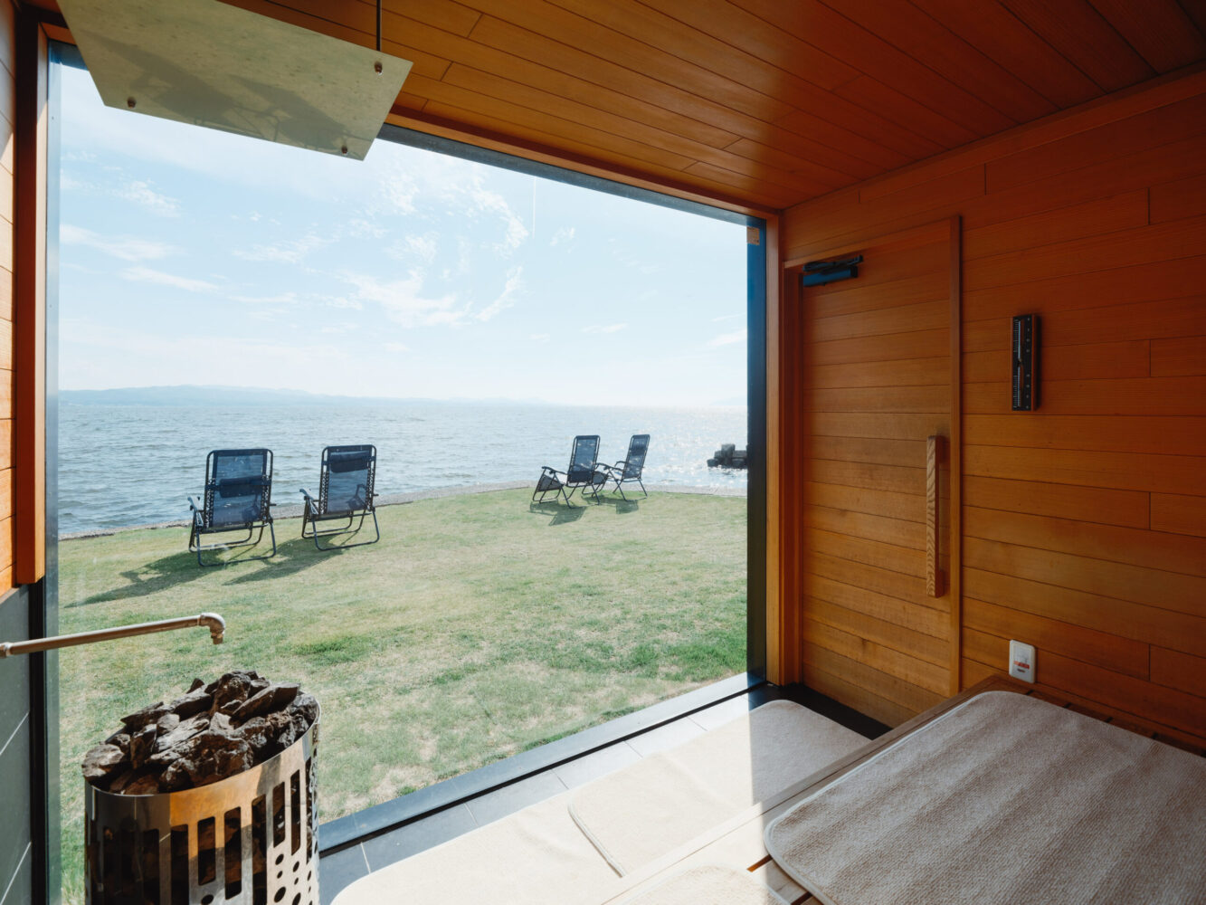 宍道湖の夕景に佇むサウナのメイン外観